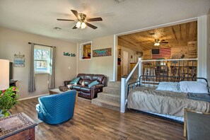 2 bedrooms, iron/ironing board, Internet, bed sheets - Kingston Getaway < 2 Mi to Lake Texoma! (Kingston)