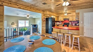 Un interior de madera con comedor, cocina y bar.