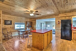 Interior - Kingston Getaway < 2 Mi to Lake Texoma! (Kingston)