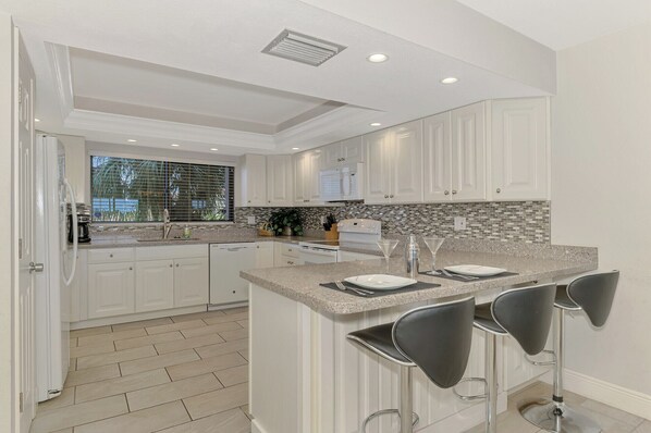 Réfrigérateur, micro-ondes, four, plaque de cuisson