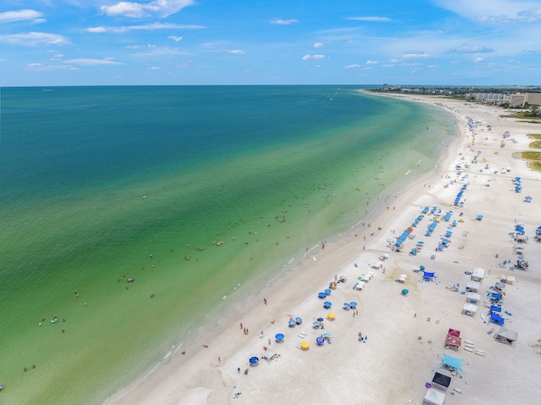 Una spiaggia nelle vicinanze