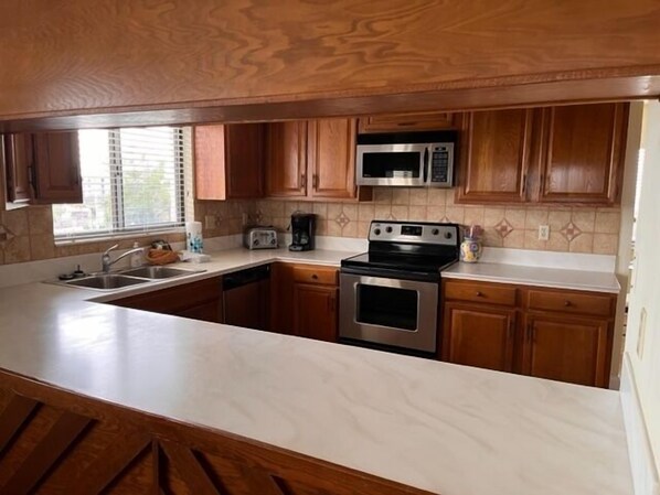 Réfrigérateur, four à micro-ondes, un four, surface de cuisson