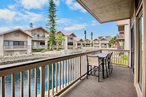 Un hôtel doté de balcons, d’une piscine et offrant une vue sur d’autres immeubles.