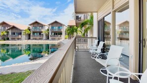 Ein Resort mit Pool, Außenbereich und mehreren Gebäuden mit Balkonen.