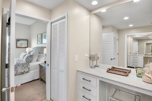 2 bedrooms, iron/ironing board, internet, bed sheets