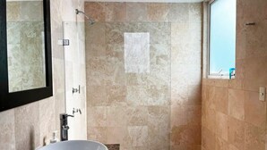 A modern bathroom with a freestanding bathtub, a glass-enclosed shower, and a large mirror. - Condesa Residence Amsterdam 202 - Hipodromo area (Ciudad de México)