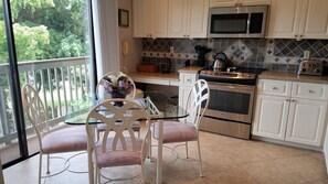 冰箱、微波炉、烤箱、炉灶