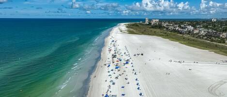 بالقرب من الشاطئ