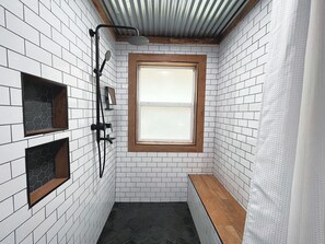 Een douche, een haardroger, handdoeken, zeep