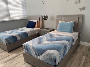 2 habitaciones, tabla de planchar con plancha, internet y ropa de cama