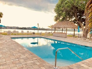 حمّام سباحة مُدفَّأ