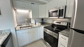 Køleskab, mikrobølgeovn, ovn, kogeplade