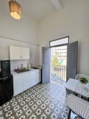 Classic Apartment | Private kitchenette | Fridge, stovetop, cookware/dishes/utensils, cleaning supplies - Nando's Place (San Juan)