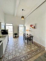 Apartamento, 2 habitaciones | Zona de estar | Smart TV de 50 pulgadas con canales digitales, una televisión