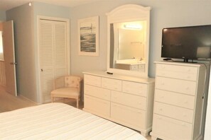 2 bedrooms, free WiFi, bed sheets - Townhouse with Beach Access, Shared Pool - Siesta Beach House 308 (Siesta Key)