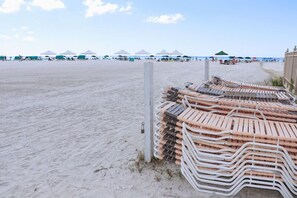 Una spiaggia nelle vicinanze
