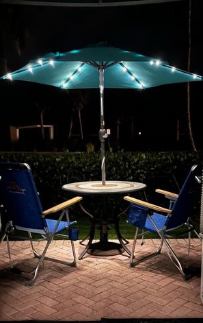 Outdoor dining - Sunset Royale - 100- Outdoor Patio directly across from Siesta Key Beach. (Siesta Key)