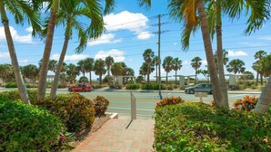 Property grounds - Sunset Royale - 100- Outdoor Patio directly across from Siesta Key Beach (Siesta Key)