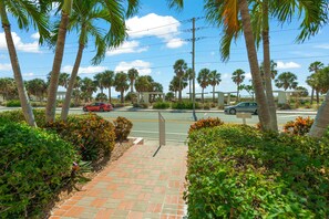 Property grounds - Sunset Royale - 100- Outdoor Patio directly across from Siesta Key Beach. (Siesta Key)