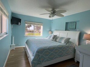 2 bedrooms, desk, iron/ironing board, free WiFi - Sunset Royale - 100- Outdoor Patio directly across from Siesta Key Beach (Siesta Key)