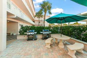 Outdoor dining - Sunset Royale - 200- Beautiful two bedroom, two bathroom condo with great views. (Siesta Key)
