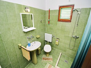 Shower, towels - Oasis of peace - Two Bedroom Apartment with Pool and Sea View (Zrnovo)