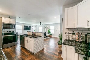 Fridge, microwave, oven, stovetop - Amazing Layout! Alamodome & 5min to Riverwalk & family friendly  (San Antonio)