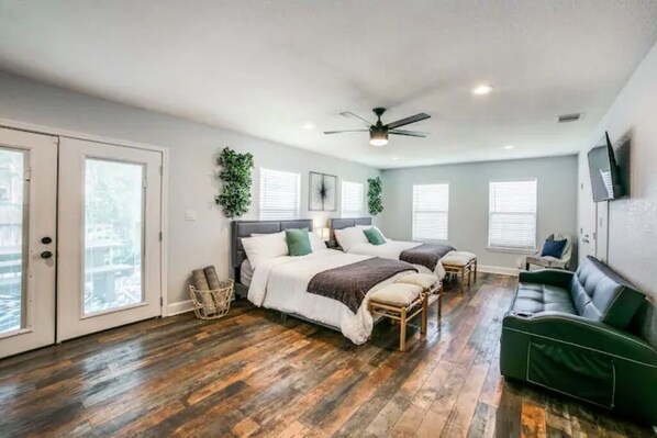 3 bedrooms, free WiFi, bed sheets - Amazing Layout! Alamodome & 5min to Riverwalk & family friendly  (San Antonio)