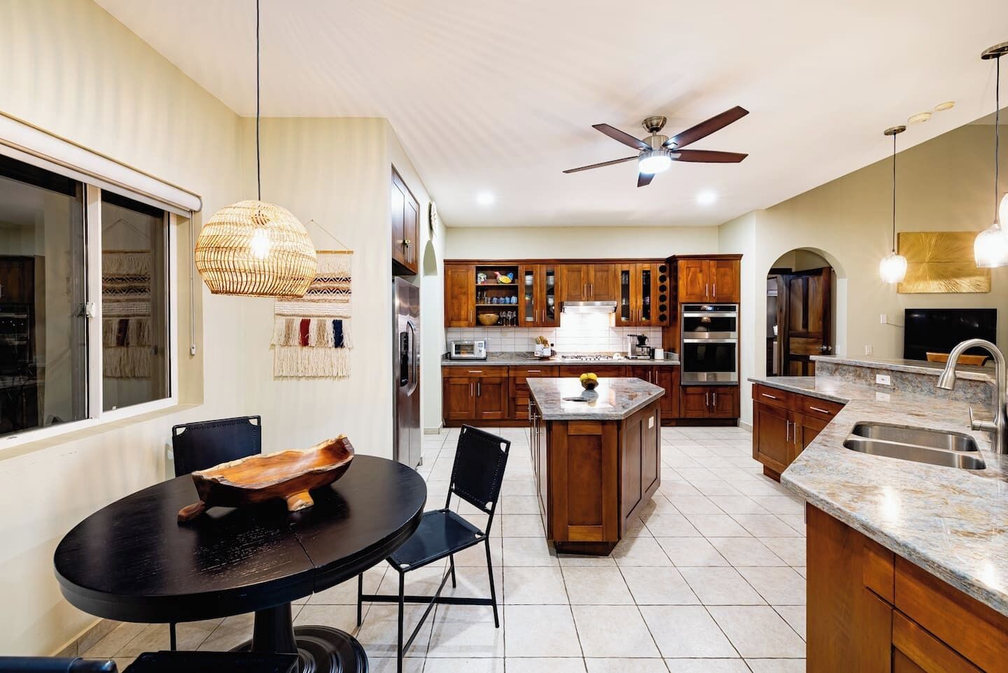 Jääkaappi, mikroaaltouuni, uuni, liesi