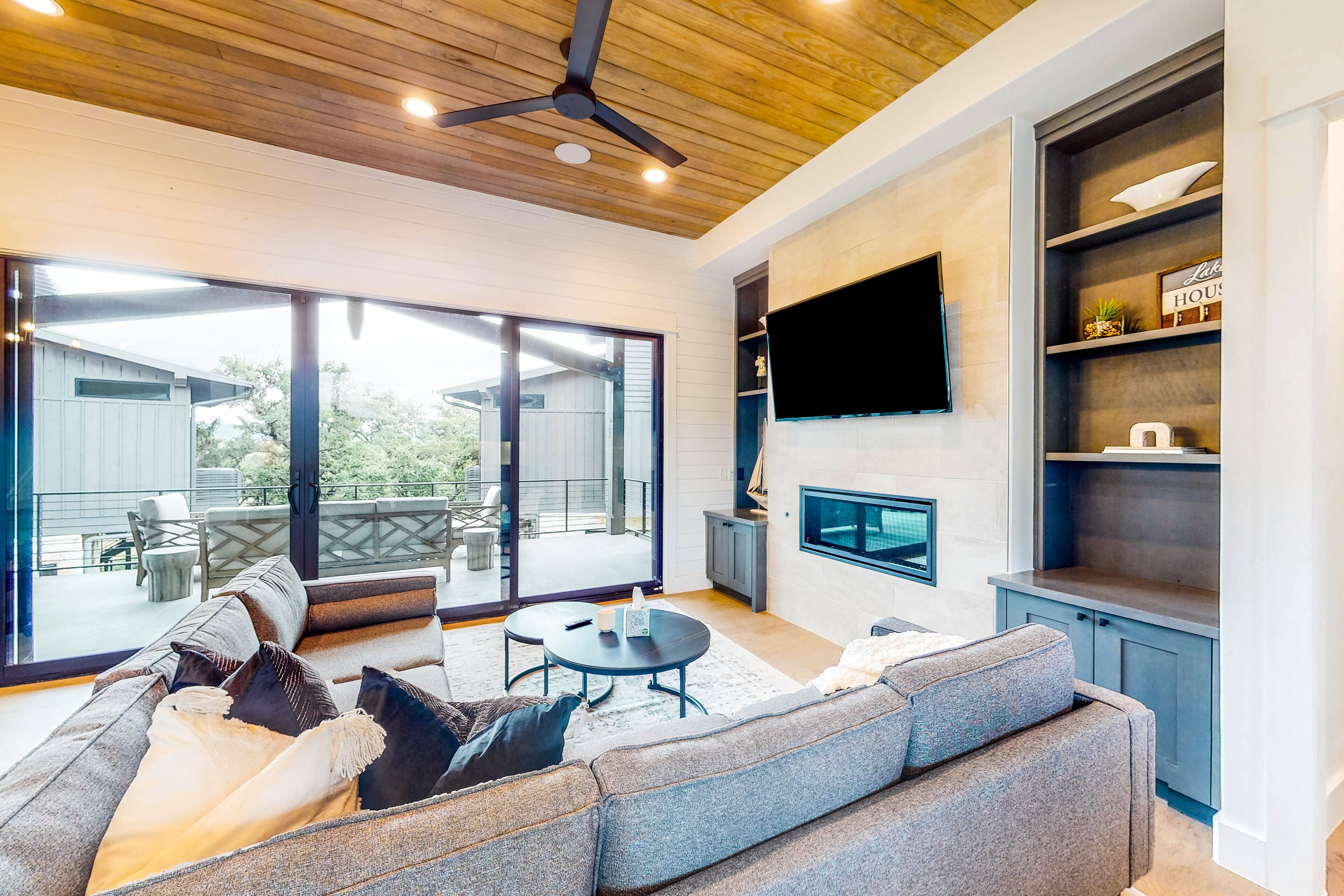Lakeside entertainer's getaway with outdoor TV, kitchen & alfresco dining