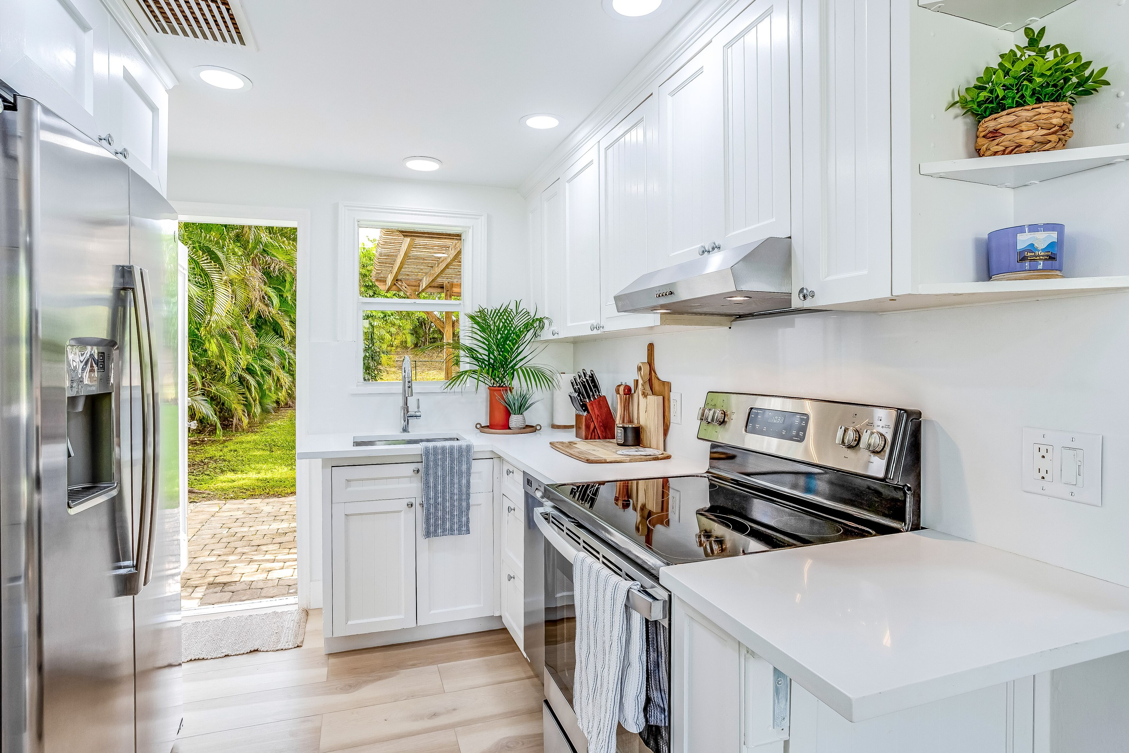 Cozy cottage with secluded backyard, AC & W/D - public golf courses nearby