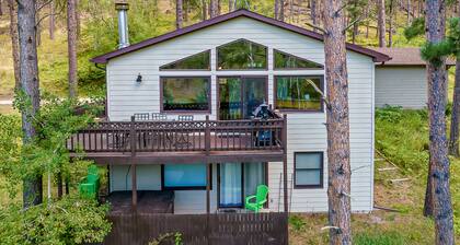 Mountain-view house with washer/dryer, fireplace, gas grill, balcony, & patio
