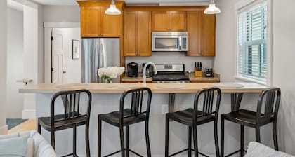 Gorgeously renovated, 2-condo property in the West End - walk everywhere