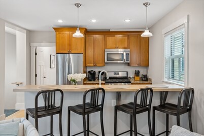 Gorgeously renovated, 2-condo property in the West End - walk everywhere
