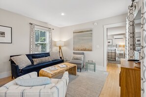 4 bedrooms, WiFi, bed sheets - Gorgeously renovated, 2-condo property in the West End - walk everywhere (Portland)