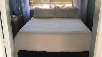 2 室のベッドルーム、アイロン / アイロン台、WiFi (無料)、ベッドシーツ