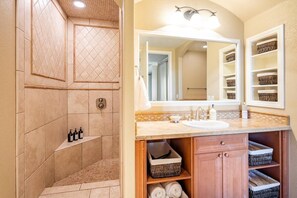 Douche, baignoire à jets, sèche-cheveux, chaussons