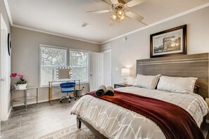 3 habitaciones, escritorio y tabla de planchar con plancha 