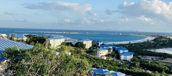 Duplex Aloe Vera overlooking Saint Barthélemy and the beach of Orient Bay 
