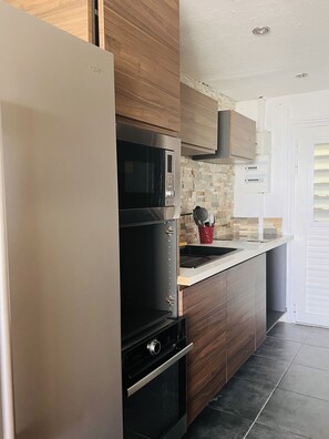 Fridge, microwave, oven, stovetop - Duplex Aloe Vera overlooking Saint Barthélemy and the beach of Orient Bay (Saint martin)