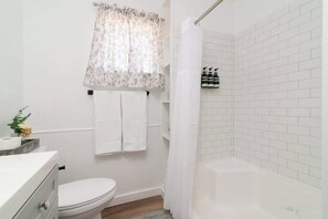 Dusche, Haartrockner, Handtücher, Shampoo