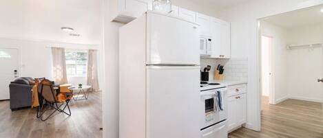 ثلاجة، ميكروويف، فرن، موقد طهي مسطح