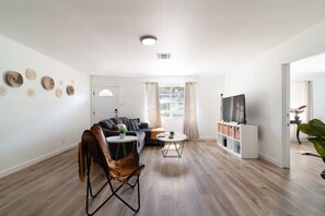 Televisión y chimenea 