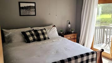 2 bedrooms, desk, iron/ironing board, WiFi