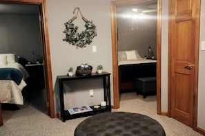 2 habitaciones, escritorio, tabla de planchar con plancha y wifi