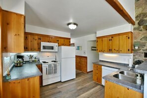 Private kitchen - Cosy 4 bedroom Chalet Hot Tubs and Sauna (The Blue Mountains)