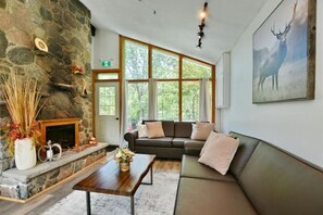 Living area - Cosy 4 bedroom Chalet Hot Tubs and Sauna (The Blue Mountains)