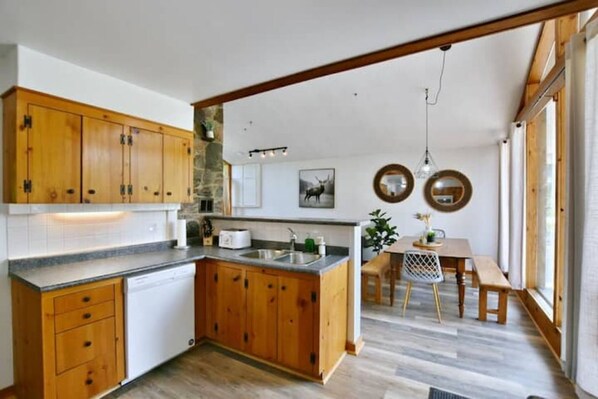 Private kitchen - Cosy 4 bedroom Chalet Hot Tubs and Sauna (The Blue Mountains)