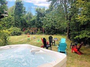 Outdoor spa tub - Cosy 4 bedroom Chalet Hot Tubs and Sauna (The Blue Mountains)