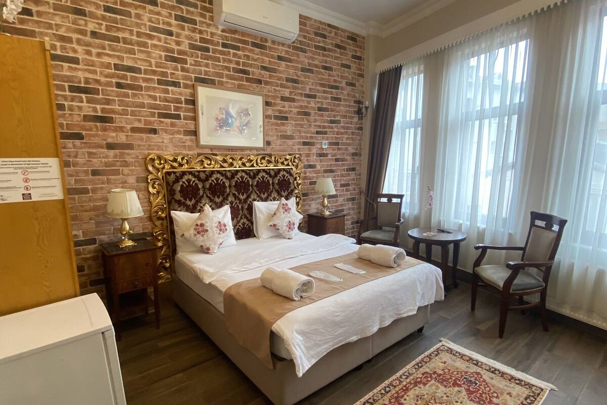 Deluxe Room | In-room safe, iron/ironing board, free WiFi, bed sheets